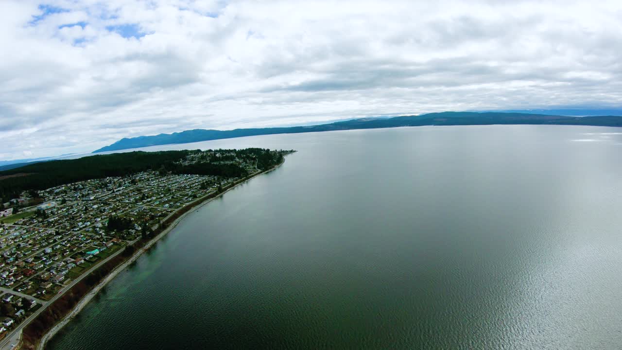 powell river bc vista aérea volando a lo largo de la costa