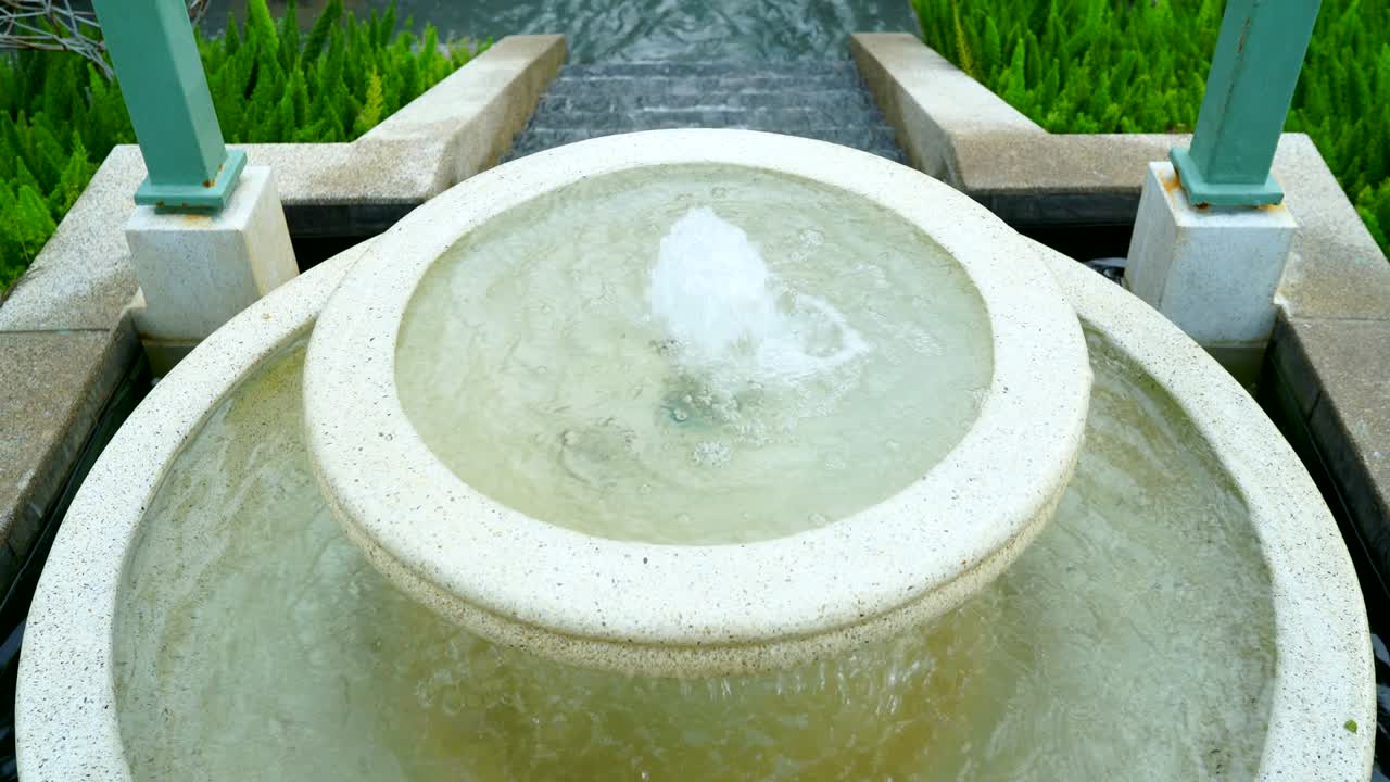 2층으로 된 4k 둥근 모양의 은 대리석으로 만들어져 있습니다.