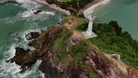 zoom aéreo en un faro abandonado en una isla