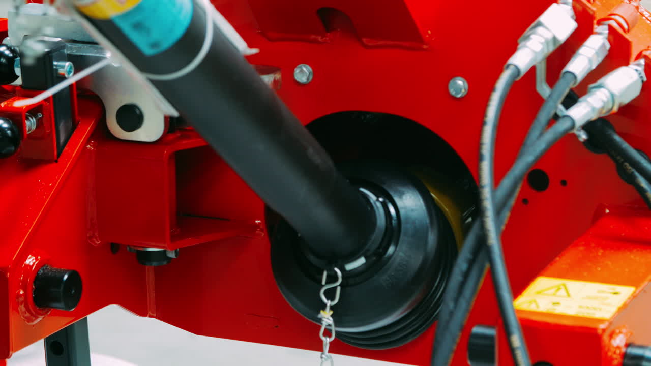 산업 장비를 조립하는 과정에 참여하는 노동자