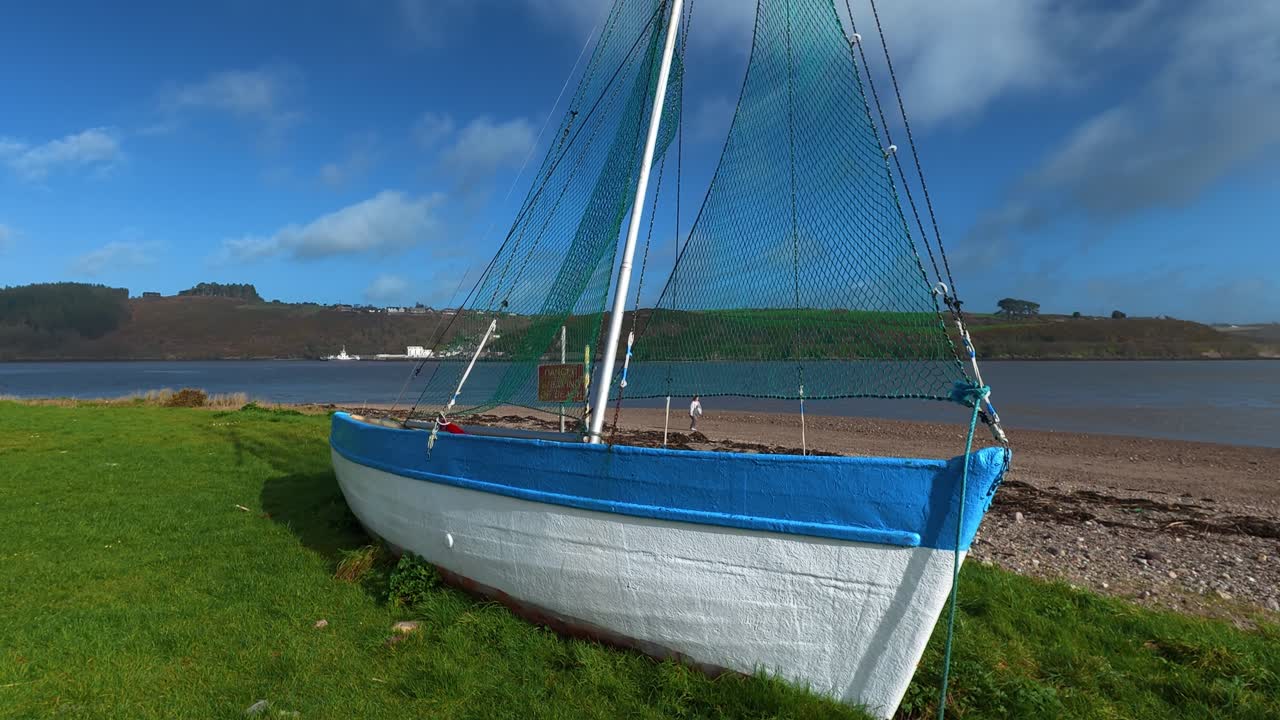 Gammel fiskerbåd nu i en park ved siden af The River Ship i fiskerlandsbyen Passage East, Waterford, Irland