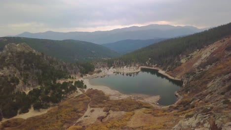 Ein-Atemberaubender-Blick-Auf-Einen-Gletschersee,-Der-Während-Des-Sonnenuntergangs-Klar-Ist