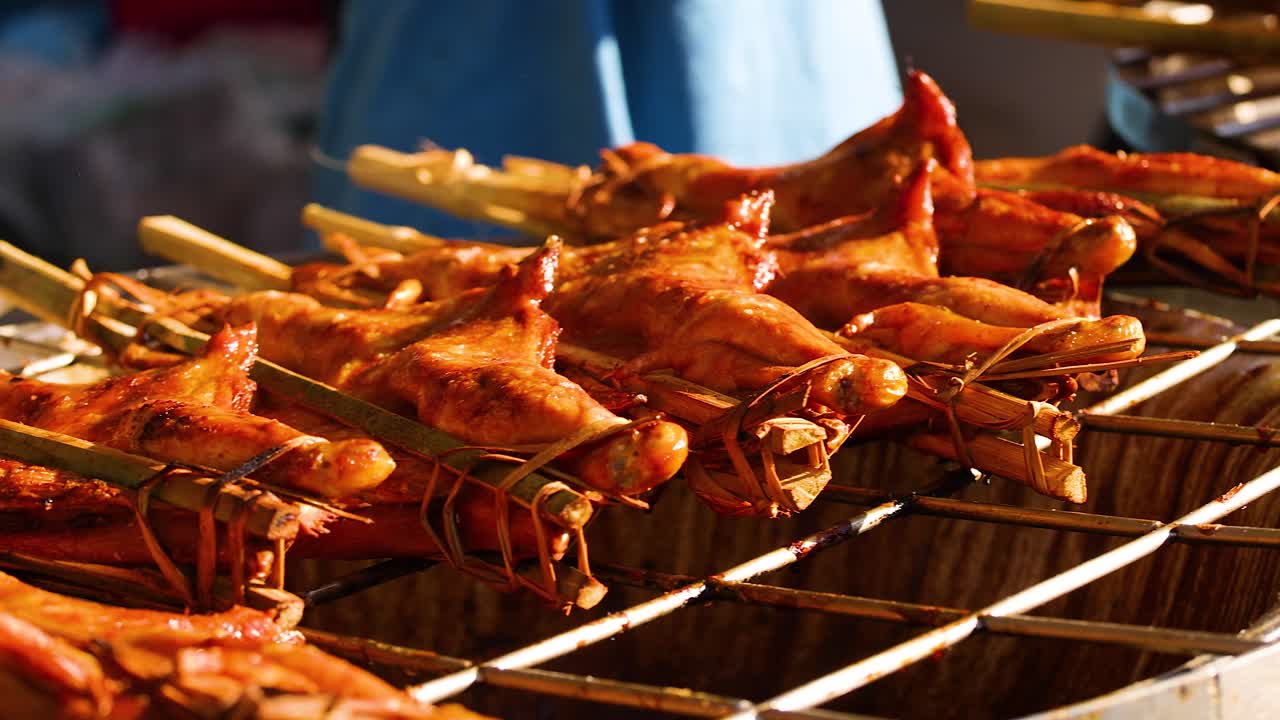 거리 음식 시장 에서 그릴 된 고기 스피어