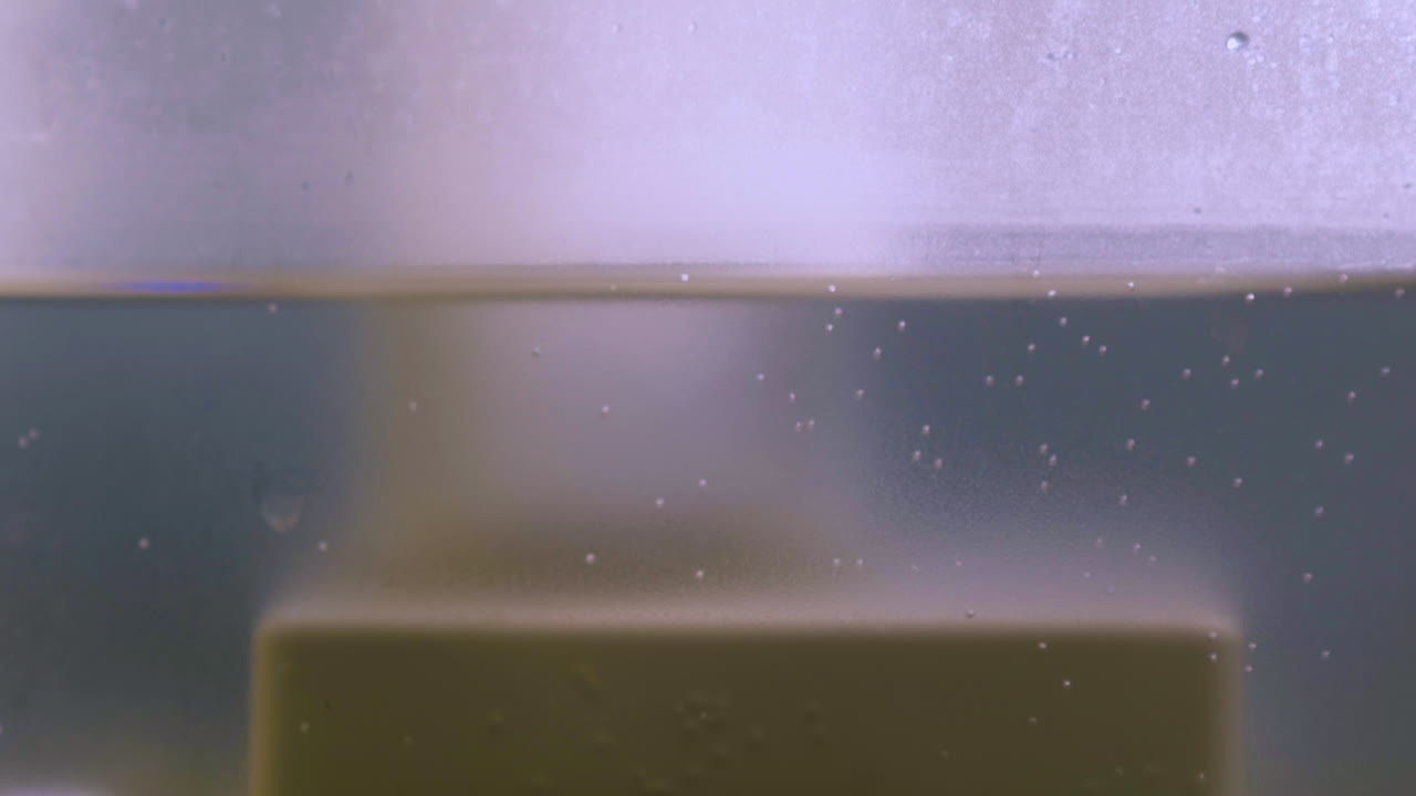 대기를 습화하는 데 사용되는 공기 이온화기의 측면