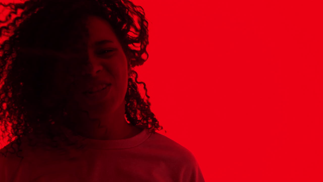 은 실루을 입은 활기찬 댄서