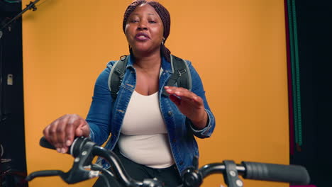 mujer en bicicleta hablando con la cámara