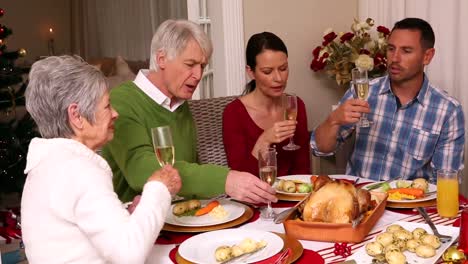 Familie-Stößt-Zu-Weihnachten-Mit-Champagner-An