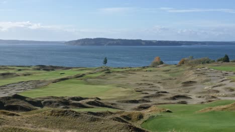 Una-Vista-Sobre-El-Campo-De-Golf-De-Chambers-Bay-Y-La-Isla-Mcneil