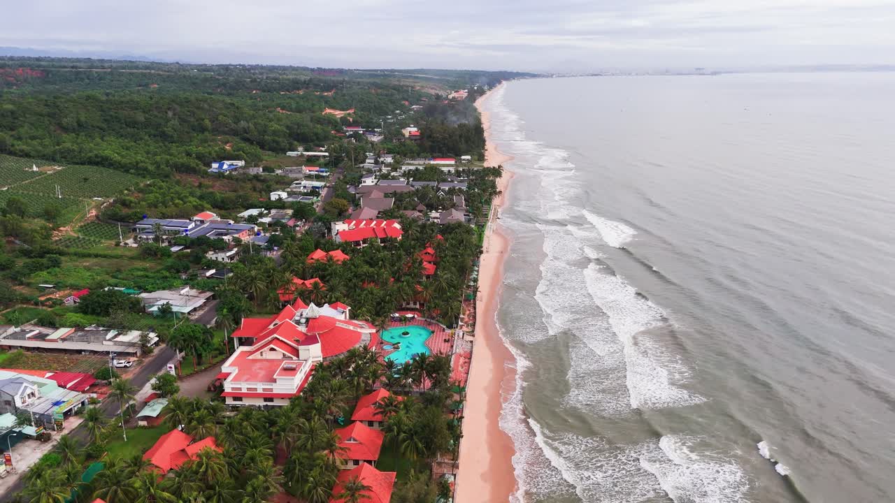 vista aérea de la hermosa costa con playas de arena.