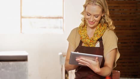 hermosa mujer alfarera escribiendo en un cuaderno