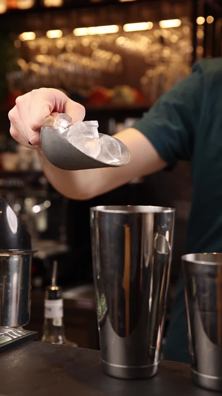 Barista che prepara un cocktail