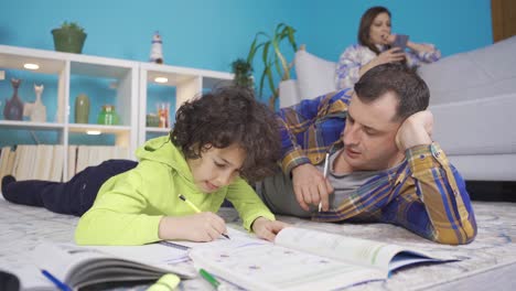 hombre de familia ayudando al niño en casa con sus lecciones. niño exitoso e inteligente.