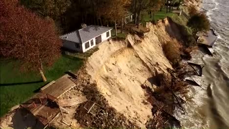 casa cae al mar por erosión a lo largo de la costa drone