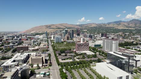 el centro de salt lake city, utah en el valle de la montaña wasatch, paisaje aéreo