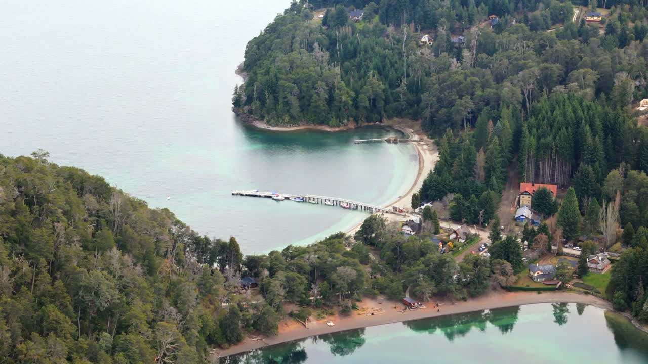 아르헨티나 바야브라바 (bahia brava) 의 조용한 호수  풍경과 숲, 빌라 라 앙고스투라 (villa la angostura) 의 아름다운 공중 촬영.