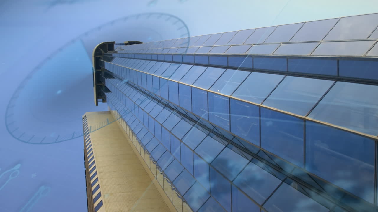 둥근 스캐너와 데이터 처리를 가진 인터페이스의 애니메이션과 높은 건물의 낮은 각도 뷰