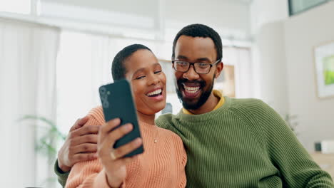 Selfie,-Feliz-Y-Una-Pareja-Negra-Con-Un-Teléfono