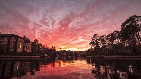 Maravilloso-Cielo-De-Puesta-De-Sol-En-Una-Zona-Residencial-De-Estados-Unidos,-Nubes-Moviéndose-En-Forma-De-Lapso-De-Domesticación