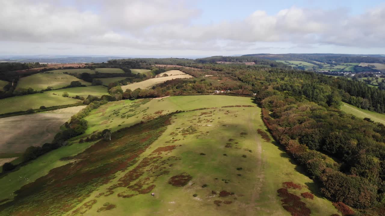Veduta aerea di panorami pittoreschi delle colline del Devon.