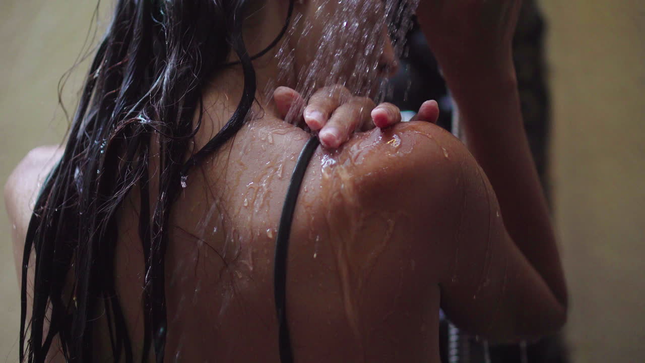 Mujer tomando una ducha.