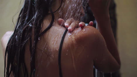 mujer tomando una ducha.