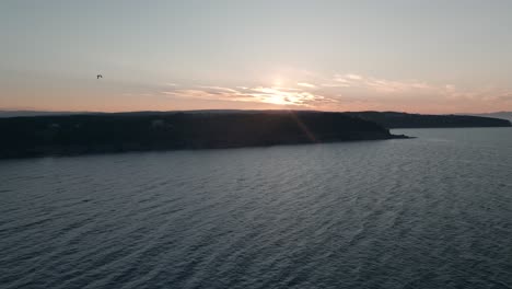 Atemberaubende-Landschaft-Des-Sonnenaufgangs,-Der-über-Der-Pointe-Saint-pierre-Und-Dem-Golf-Von-Saint-Lawrence-In-Gaspe,-Quebec,-Kanada-Scheint