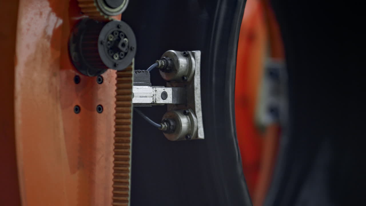 현대 자동화 기계 작업과 함께 상세한 고무 타이어 생산 기술