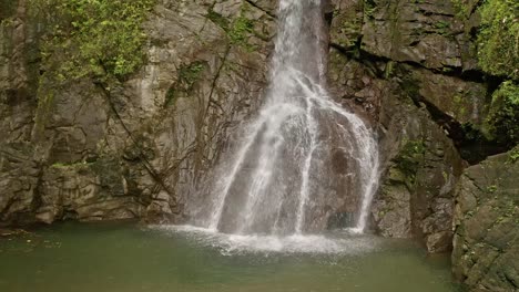 Ruhiger-Wasserfall,-Der-Durch-Den-Regenwald-Von-Lumondo-Auf-Den-Philippinen-Stürzt