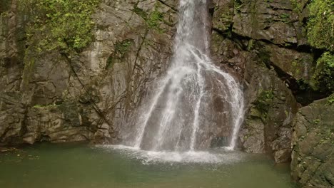 una tranquila cascada en cascada a través de la selva tropical de lumondo en filipinas