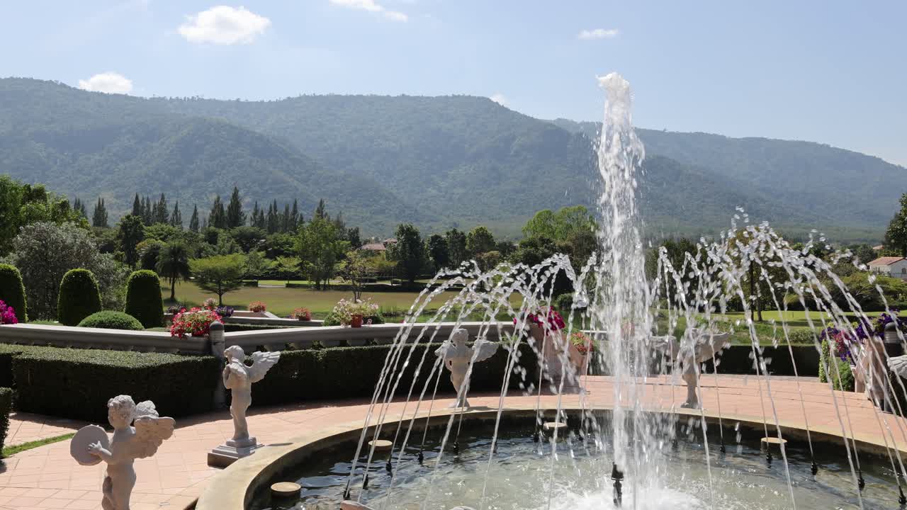 los chorros de agua actúan en un espectáculo de fuentes de jardín