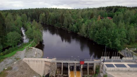 Enthüllen-Sie-Wasserkraft,-Erneuerbares-Energiekonzept,-Ziehen-Sie-Die-Antenne-Zurück