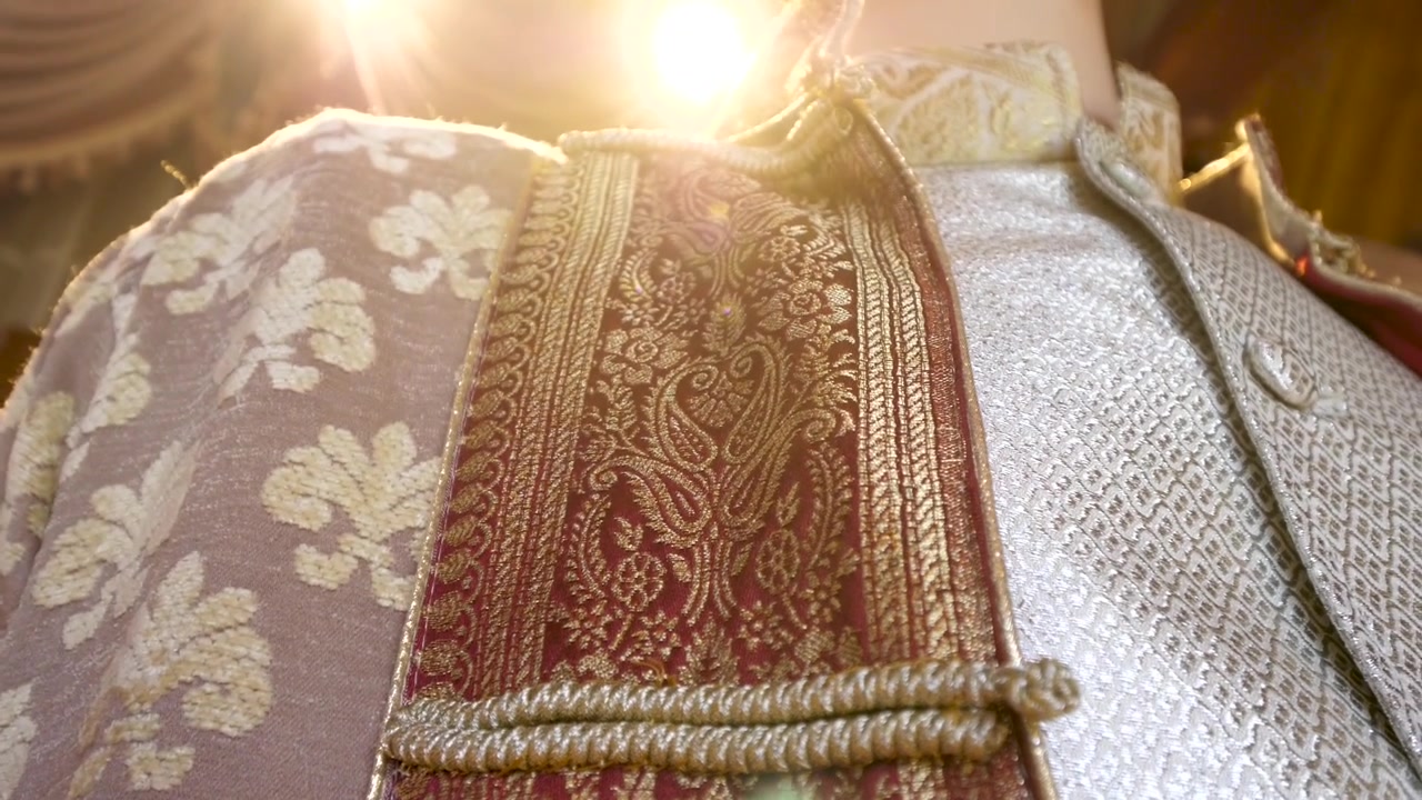 Elegantes traditionelles thailändisches Kleid in verschiedenen Stilen auf einer Schaufensterpuppe.