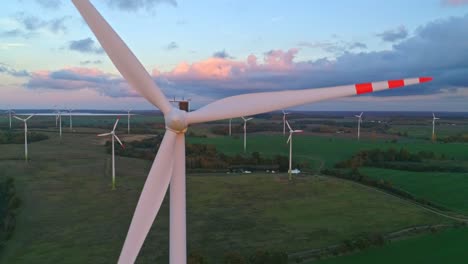 Zeitraffer-Luftbild-Von-Windkraftanlagen-Bei-Sonnenuntergang