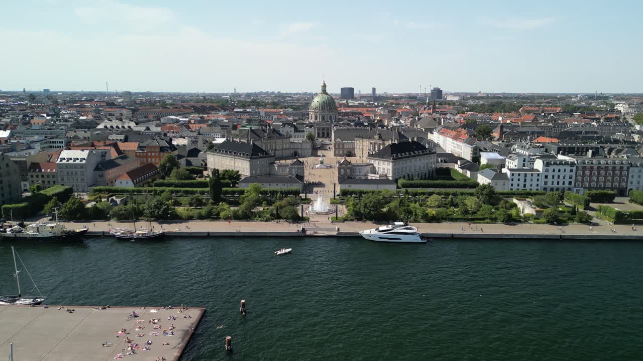 Luftoptagelse, der stiger op over Amalienborg Slot.