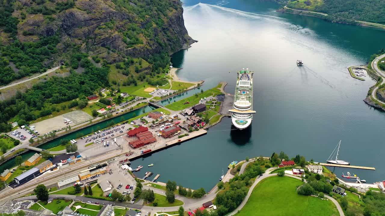 aurlandsfjord는 새벽에 불꽃의 도시입니다.