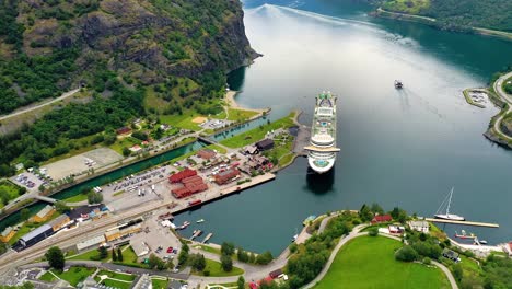 Aurlandsfjord-Stadt-Flam-Im-Morgengrauen.