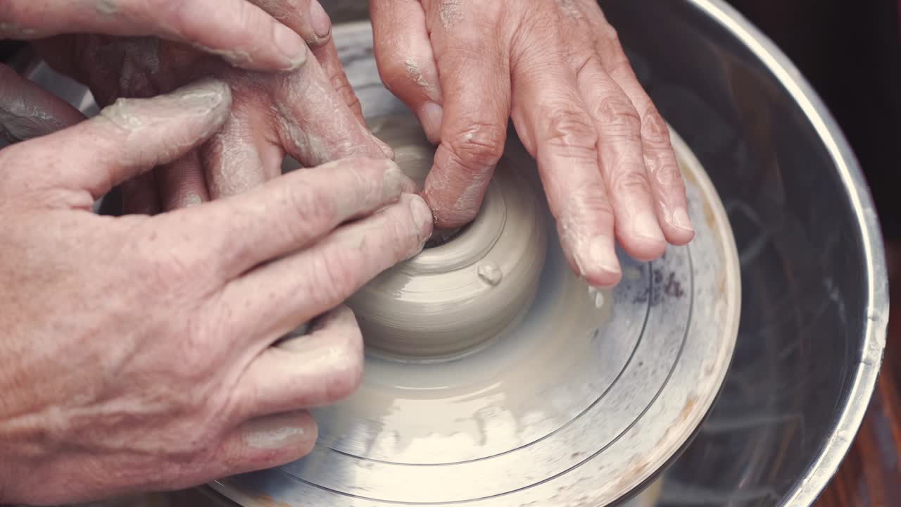 손자 들 과 함께 할머니 는 도자기 로 항아리 를 만든다