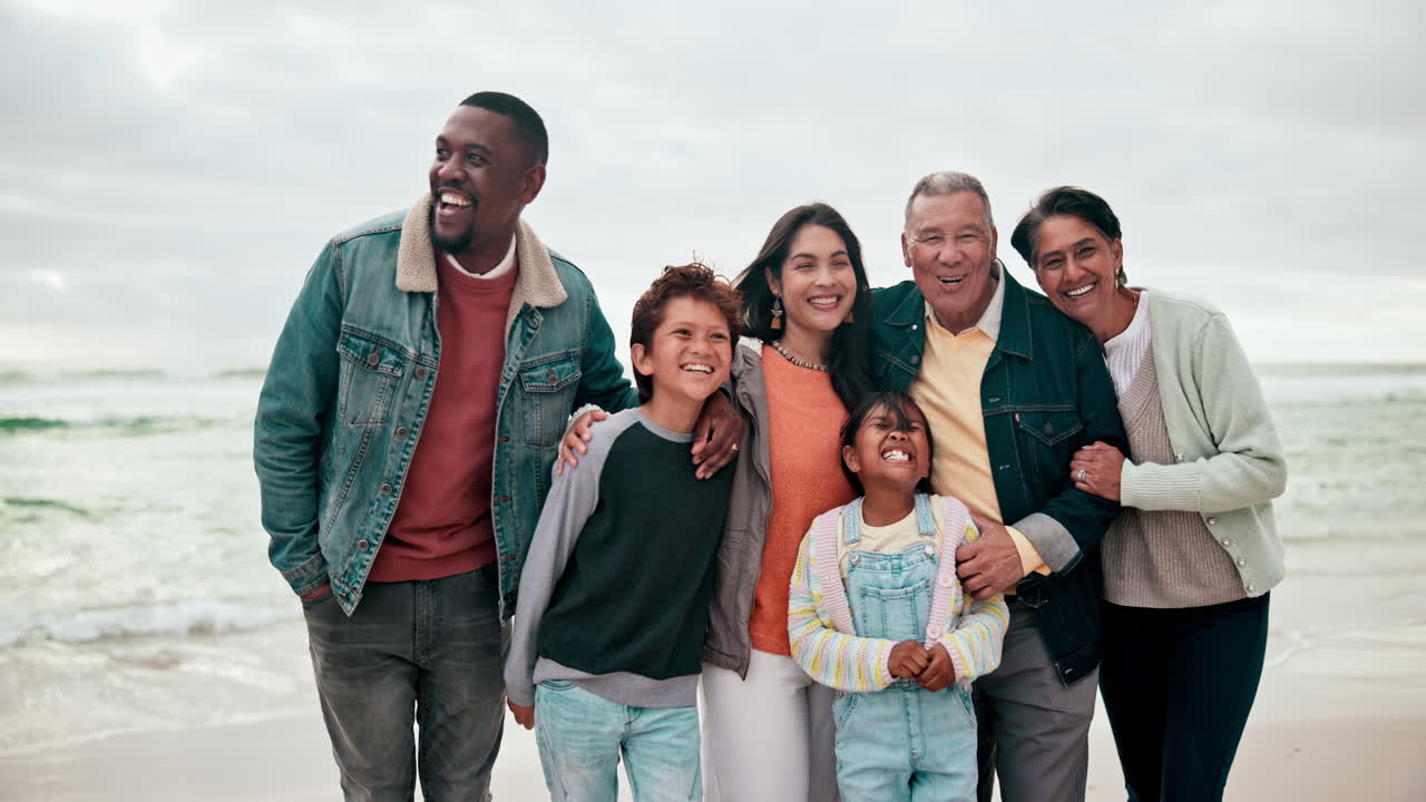 gran familia, cara o feliz en la playa con amor