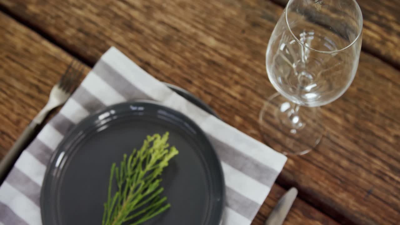 varios cubiertos en la mesa de madera 4k