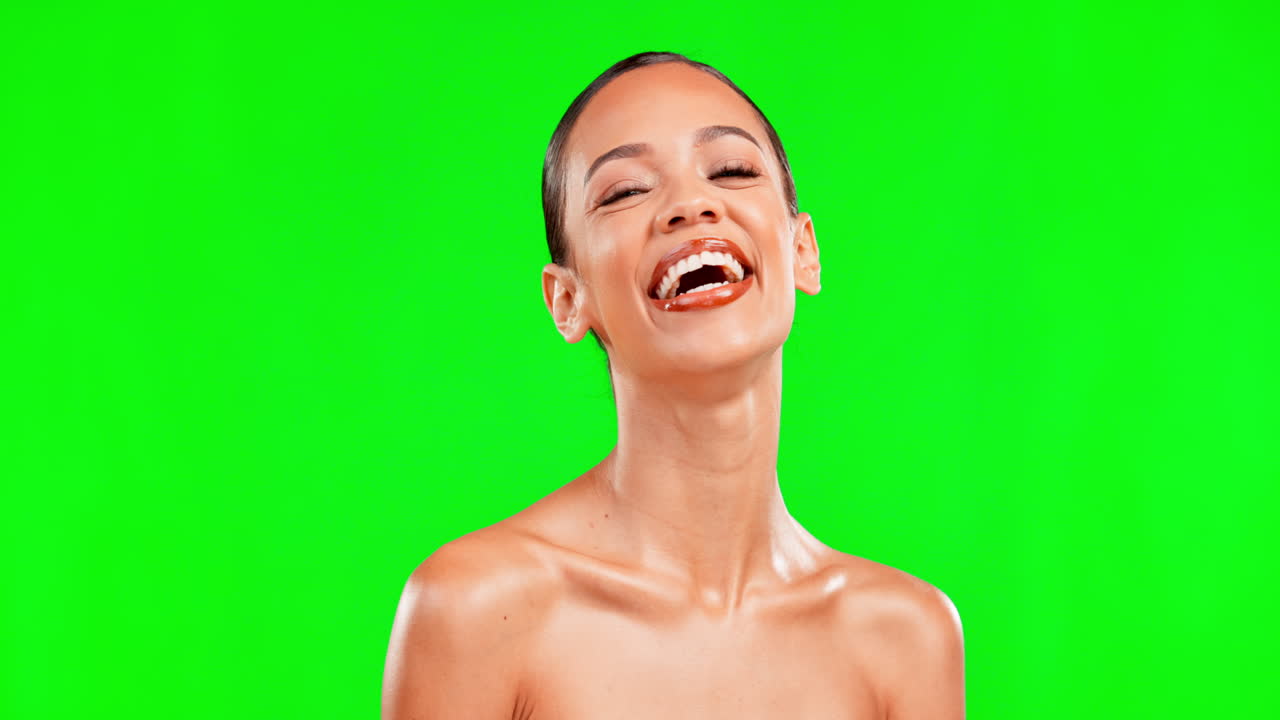 녹색 화면에 행복한 여자