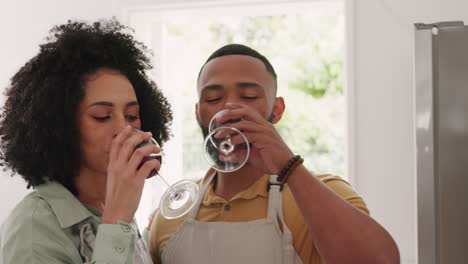 una pareja negra feliz, cocina