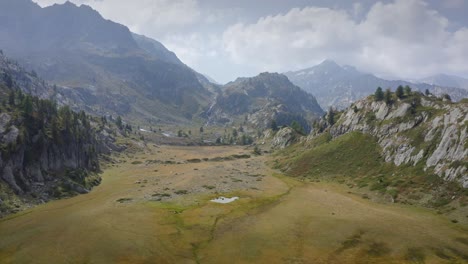 Drone-Explorando-Un-Pequeño-Valle,-Val-D?aosta,-Italia