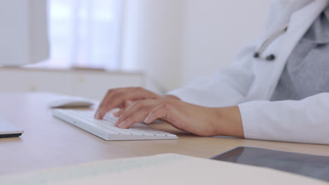 Tecnología,-Manos-Del-Médico-Escribiendo-En-El-Teclado