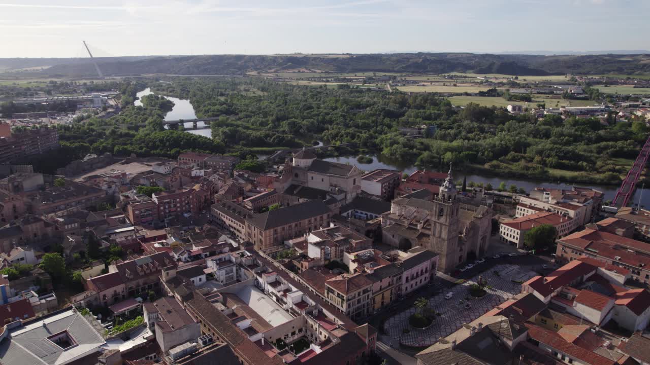 vista aérea de talavera de la reina y la plaza del panil, españa