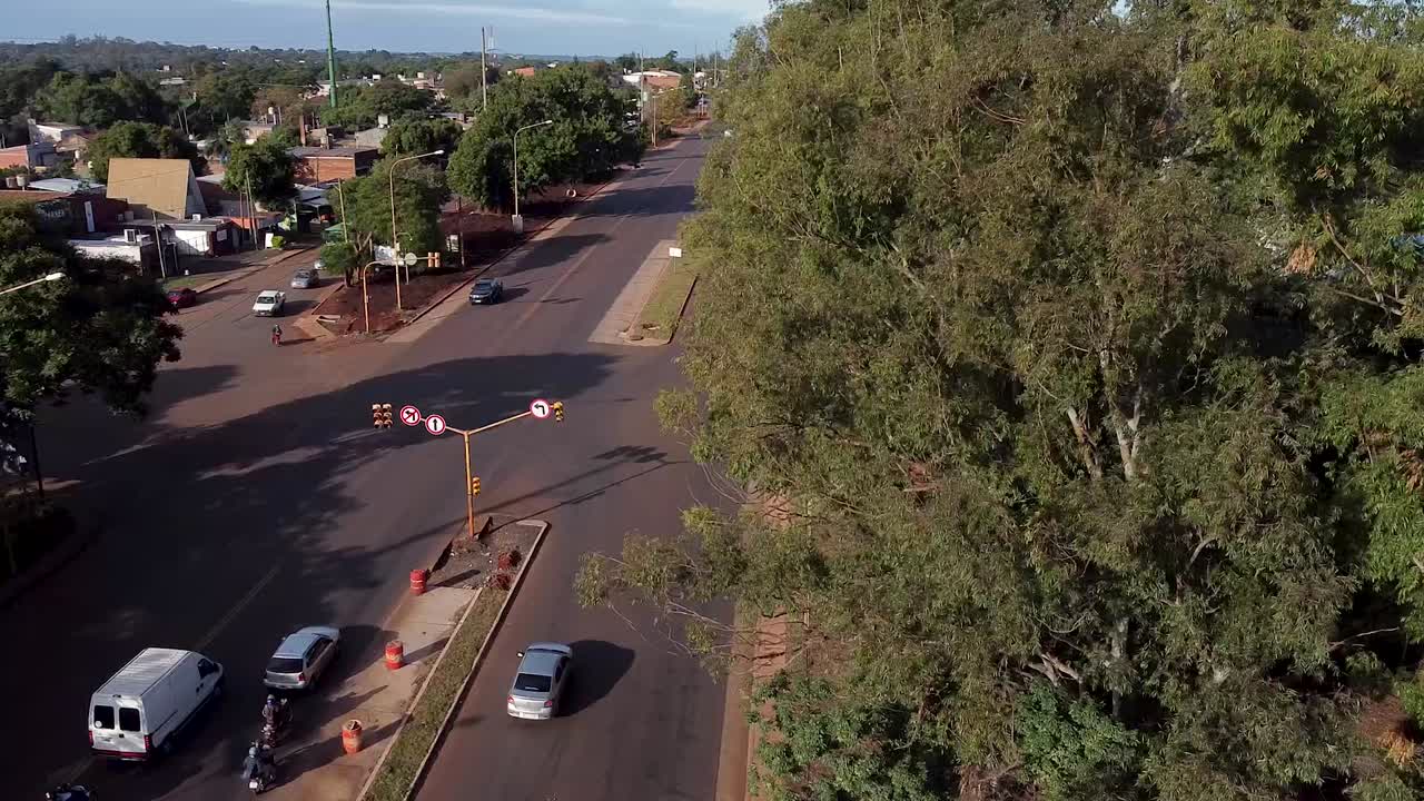 el tráfico de la ciudad se detiene en la luz roja, los coches se detienen en la luz roja esperando la luz verde