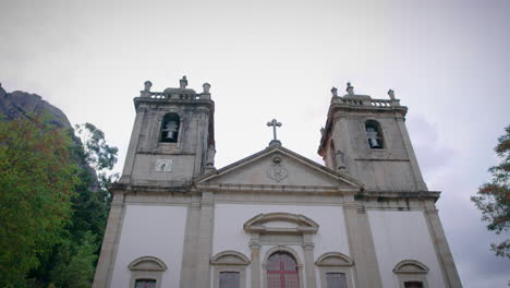 Heiligtum-Von-Nossa-Senhora-Da-Peneda-Im-Geres-Nationalpark,-Weitwinkelaufnahme-Draußen