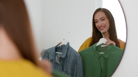mujer probando ropa delante de un espejo