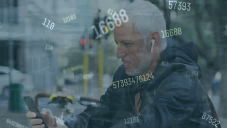 animación de cambios de números contra un anciano caucásico que usa un teléfono inteligente en la calle