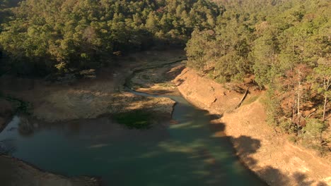 Vista-Aérea-Del-Drenaje-De-La-Represa-El-Calaque-Durante-La-Estación-Seca