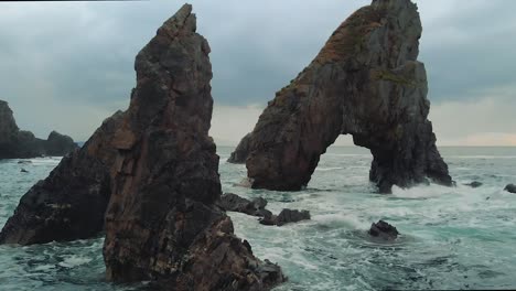 crohy head en donegal irlanda ola oceánica en las rocas al atardecer